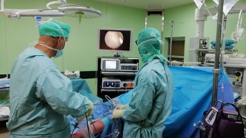 Il Prof. Osti pratica endoscopia al tendine d'Achille all'Hesperia Hospital