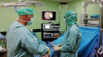 Il Prof. Osti pratica endoscopia al tendine d'Achille all'Hesperia Hospital