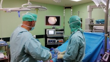 Il Prof. Osti pratica endoscopia al tendine d'Achille all'Hesperia Hospital