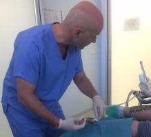 Il Prof. Osti pratica un'iniezione Ecoguidata Pro per tendine d'Achille